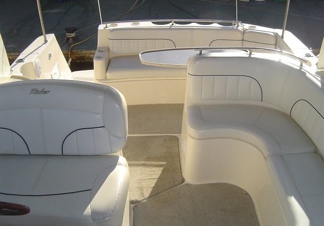 Rinker Fiesta Vee 310