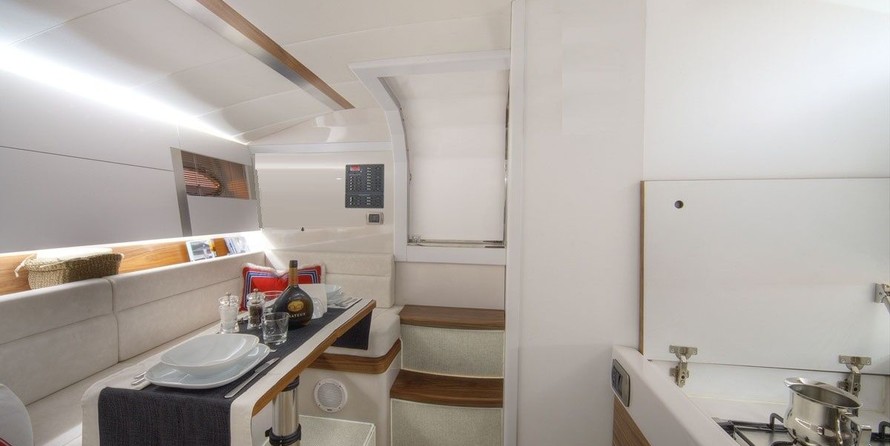 Tornado 38 Cruising