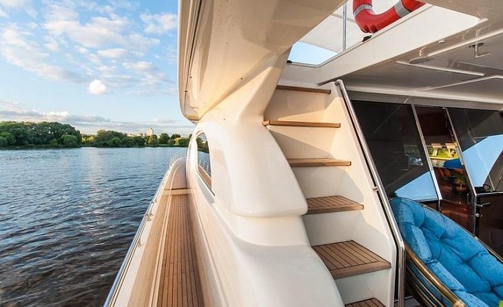 Ferretti 72