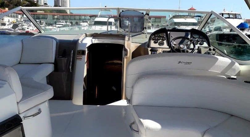 Cruisers Yachts 330 Express