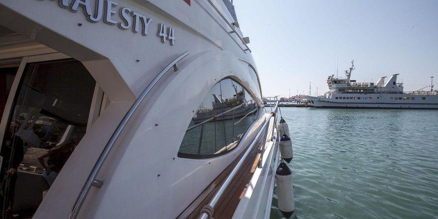 Majesty Yachts 44