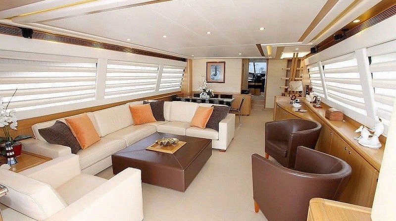 Ferretti 830