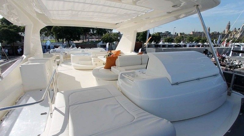 Ferretti 830