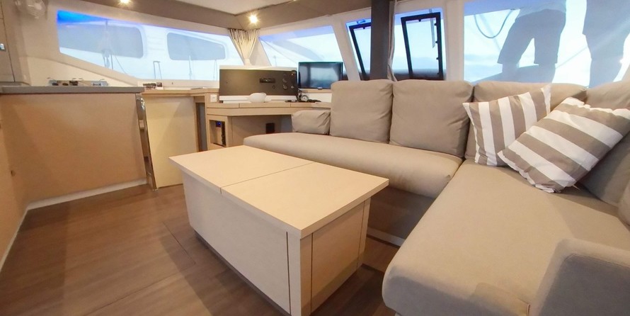 Fountaine Pajot Lucia 40