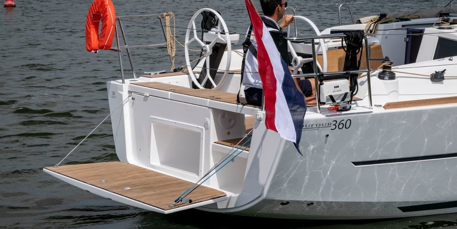 Dufour 360