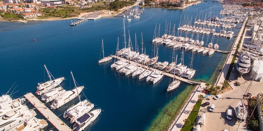 Fountaine Pajot Lucia 40