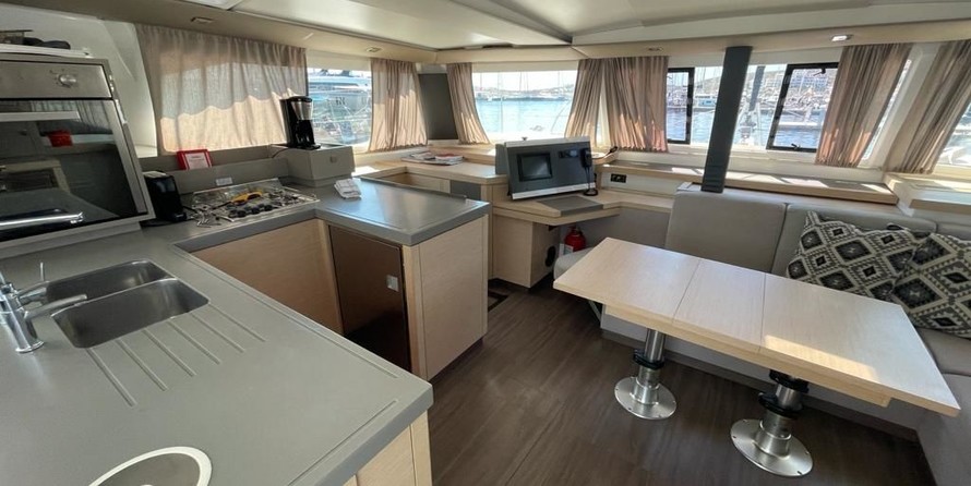 Fountaine Pajot Astréa 42