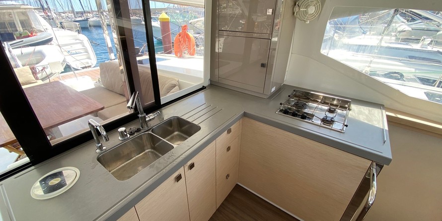 Fountaine Pajot Lucia 40
