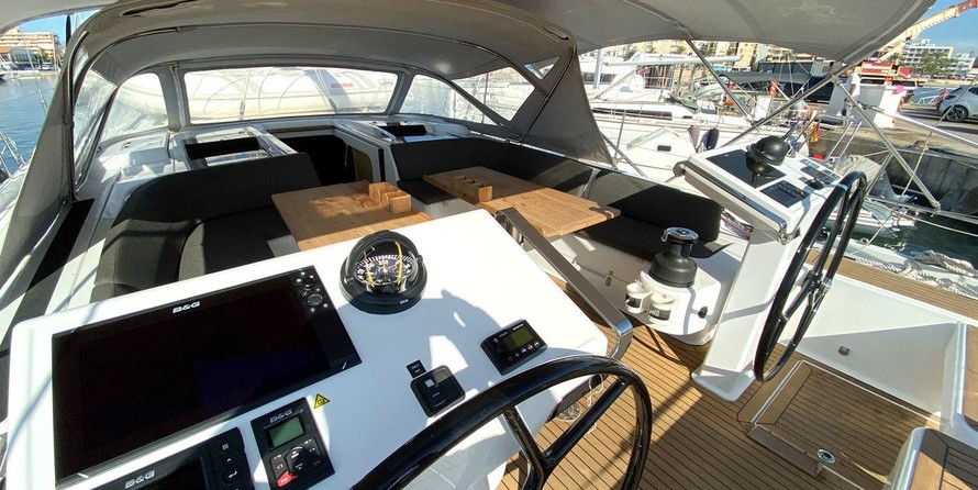 Hanse 548