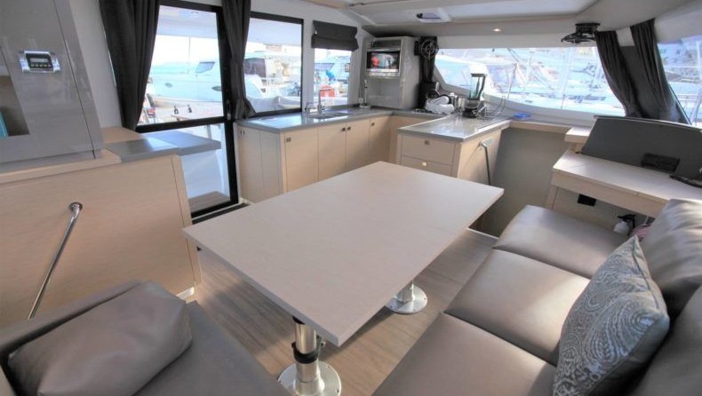 Fountaine Pajot Helia 44
