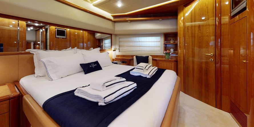 Ferretti 880