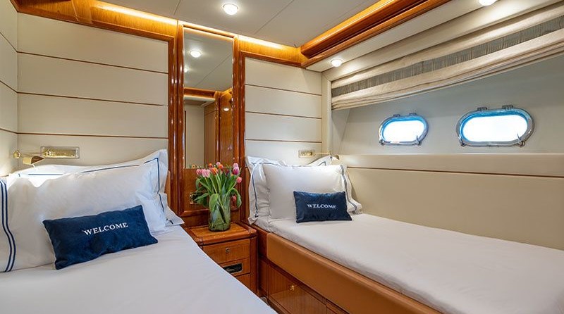 Ferretti 880