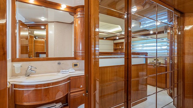 Ferretti 880