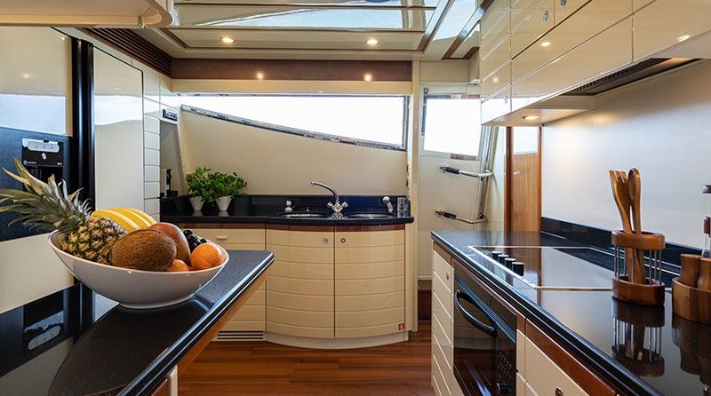 Ferretti 880
