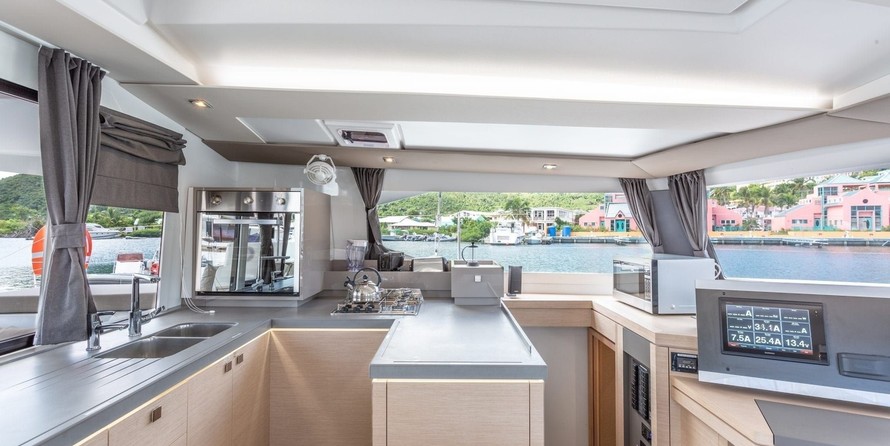 Fountaine Pajot Astréa 42