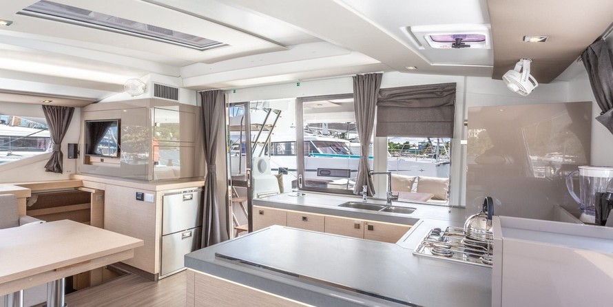 Fountaine Pajot Astréa 42