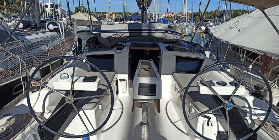 Dufour 360