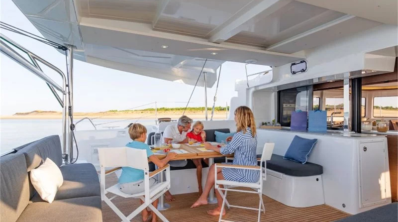 Lagoon 46 (4+2cab)