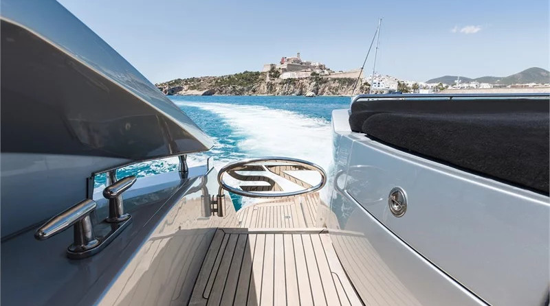Pershing 72