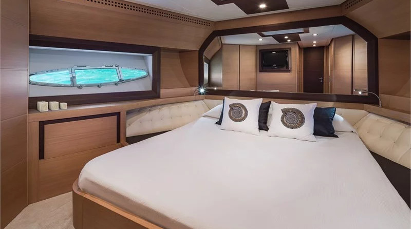 Pershing 72