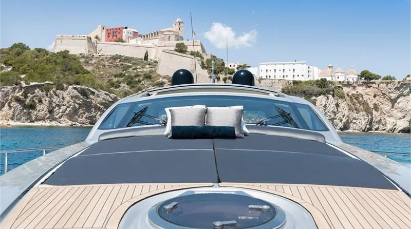 Pershing 72