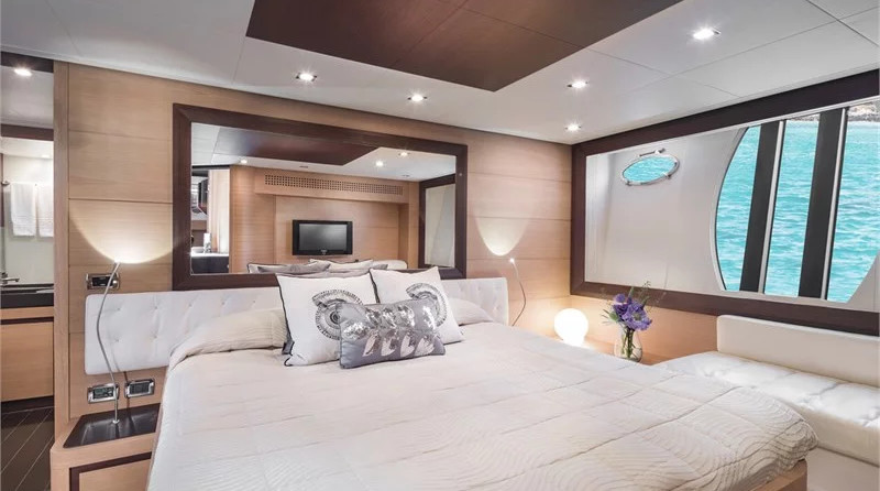 Pershing 72