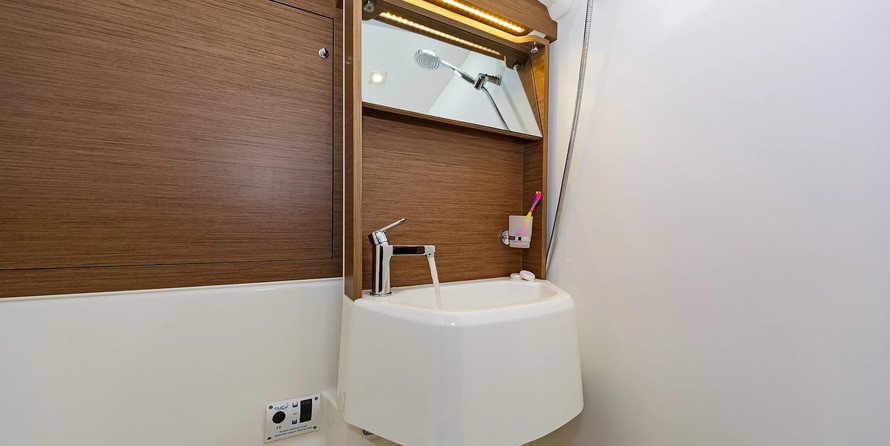 Oceanis 51.1 (5+1 cab) A/C &amp; GEN