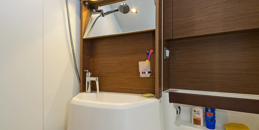 Oceanis 51.1 (5+1 cab) A/C &amp; GEN