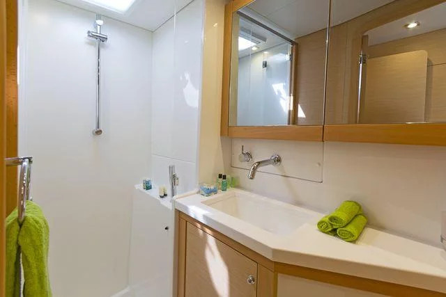 Lagoon 450F AC &amp; GEN