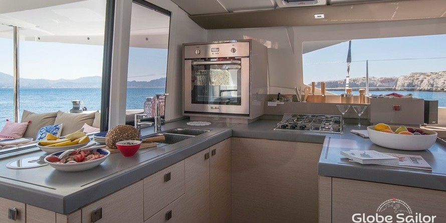 Fountaine Pajot Astréa 42