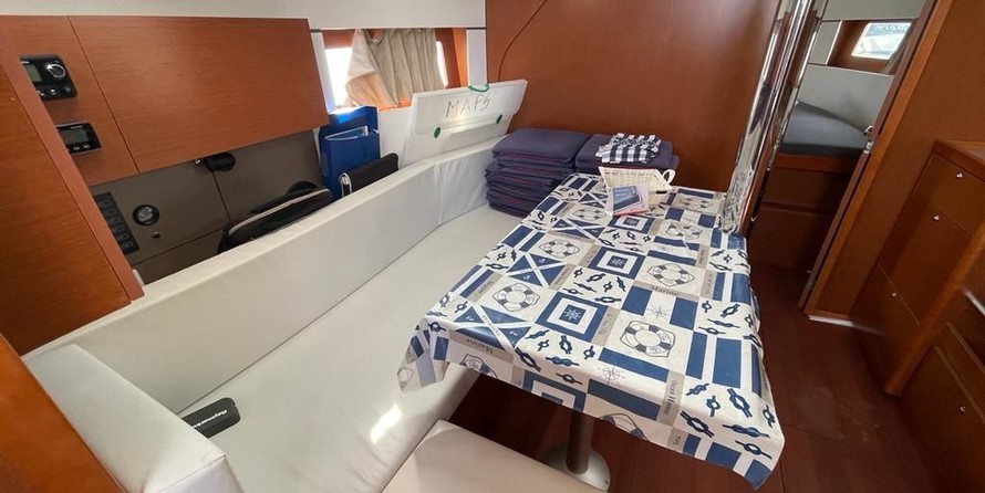 Beneteau Oceanis 38