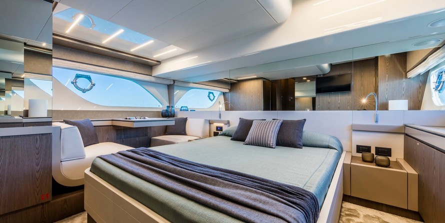 Ferretti 550