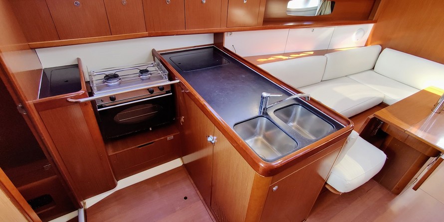 Beneteau Oceanis 37