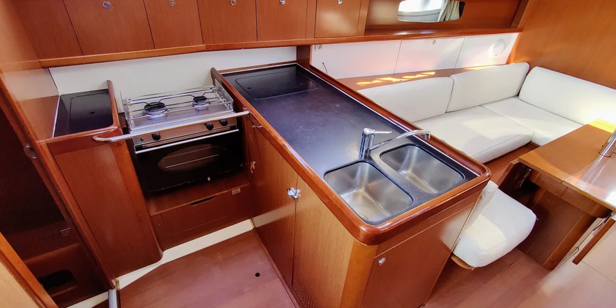 Beneteau Oceanis 37