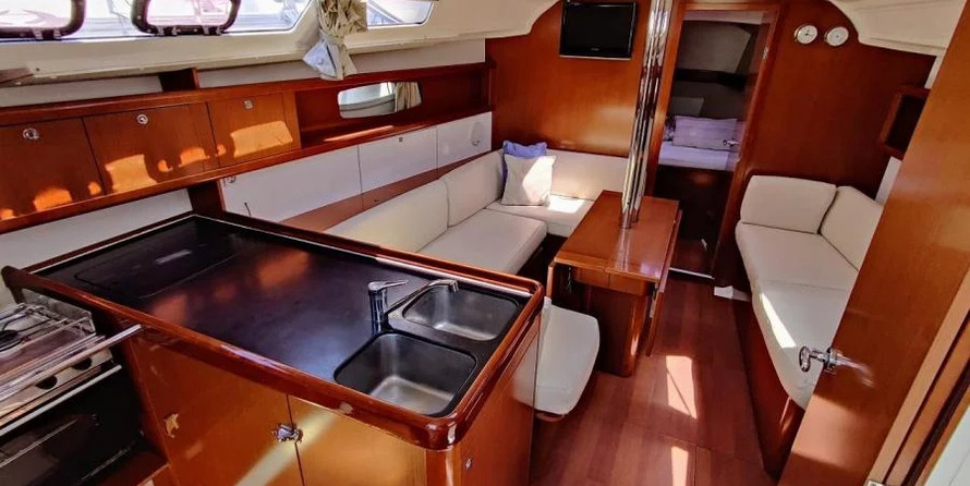 Beneteau Oceanis 37