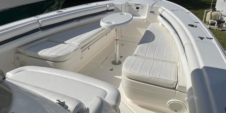 Intrepid 323 OPEN