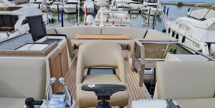 Sealine F46