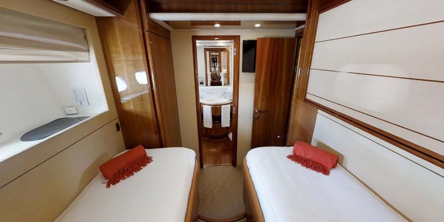 Ferretti 881