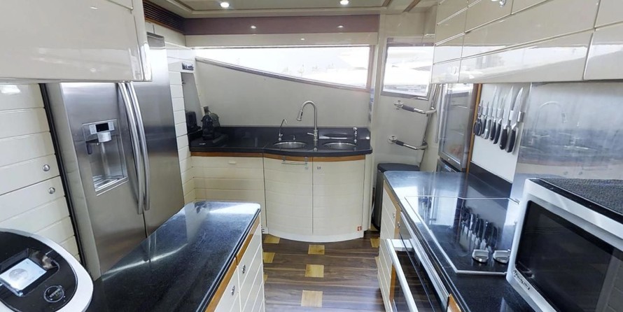 Ferretti 881