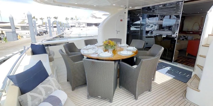 Ferretti 881