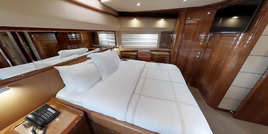 Ferretti 881