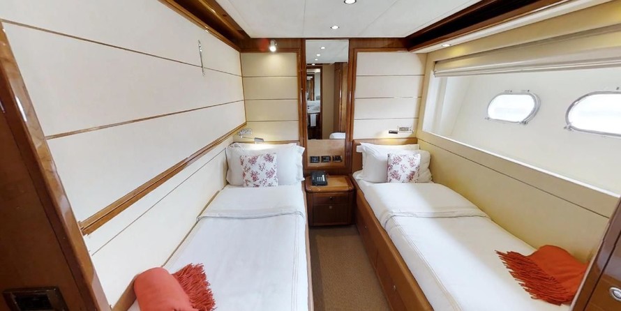 Ferretti 881