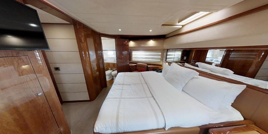 Ferretti 881