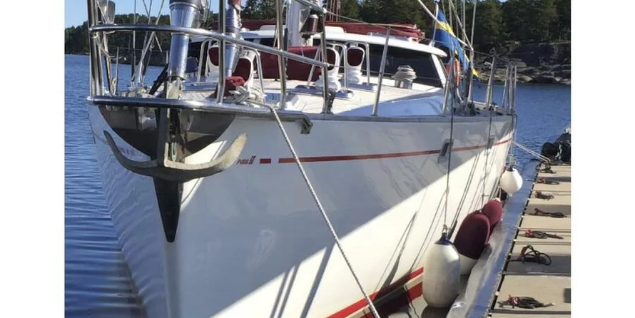 Broward 80 pilot house