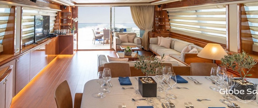 Ferretti 880