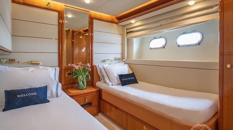 Ferretti 880