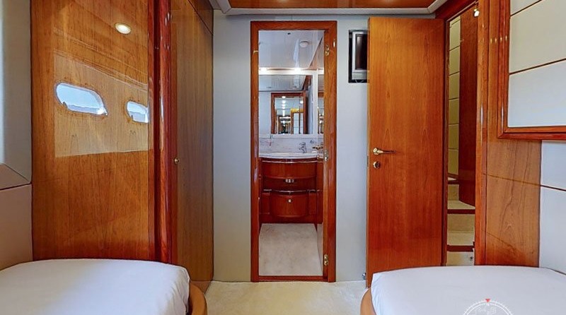 Ferretti 880