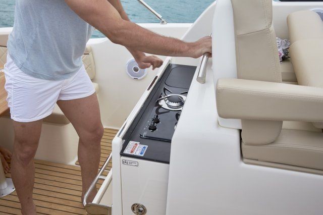 Quicksilver Activ 875 Sundeck