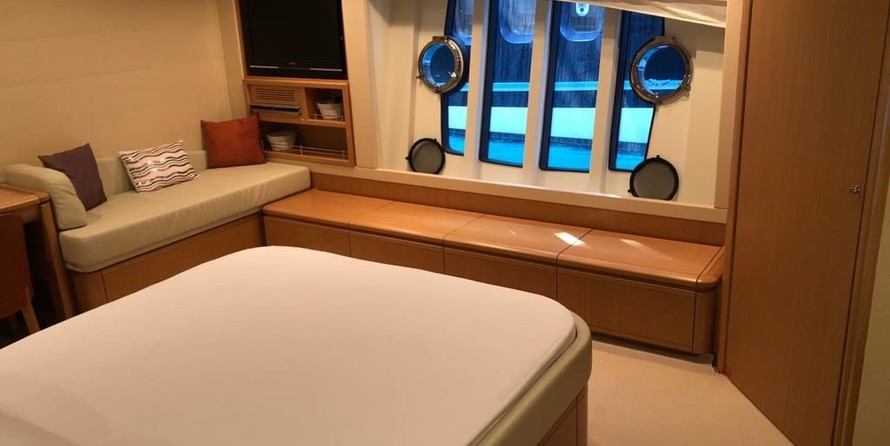 Ferretti 830