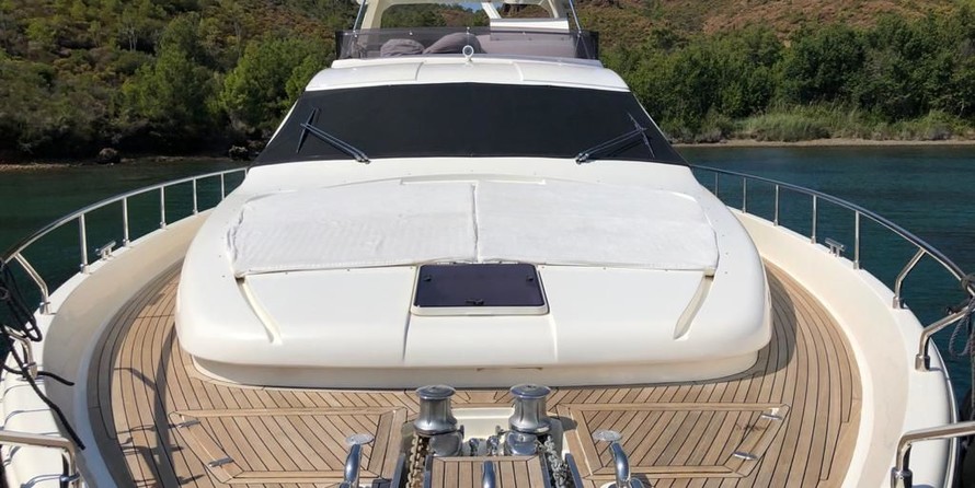 Ferretti 830